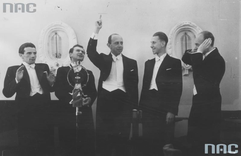 Chór Juranda. Od lewej: Piotrowski, Chomicki, założyciel chóru Jerzy Koszutski (pseudo Jurand), Mroczek, Stępniewski, 1932, fot. NAC